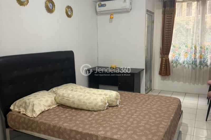 Bedroom Low Floor Studio Apartment with Park View at Emerald Tower Apartment