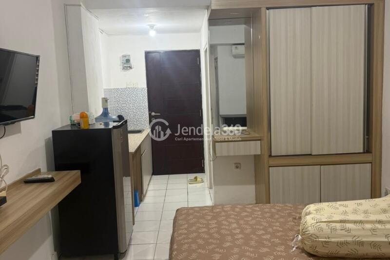 Bedroom Low Floor Studio Apartment with Park View at Emerald Tower Apartment