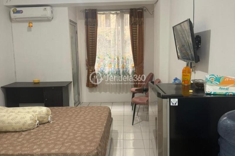 Bedroom Low Floor Studio Apartment with Park View at Emerald Tower Apartment