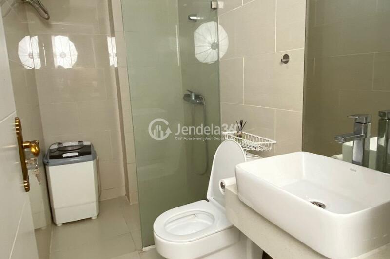Bathroom Flawless 2BR Apartment Middle Floor with City View at Daan Mogot City Apartment