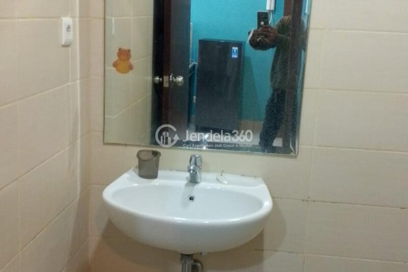 Bathroom Decorative 1BR Apartment Middle Floor with  View at Saveria Apartment