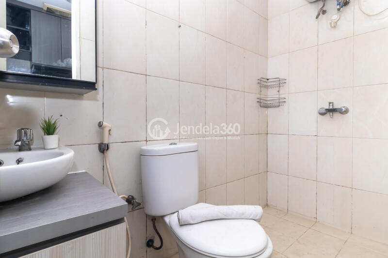 Bathroom Studio Apartment with City View at Metro Park Residence