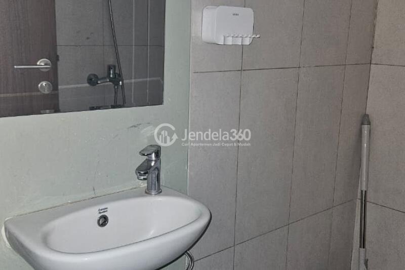 Bathroom Stylish Studio Apartment High Floor with Salak Mountain View at LRT City Sentul Apartment