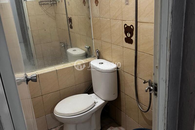 Bathroom 1BR Apartment with City View at Green Pramuka City Apartment