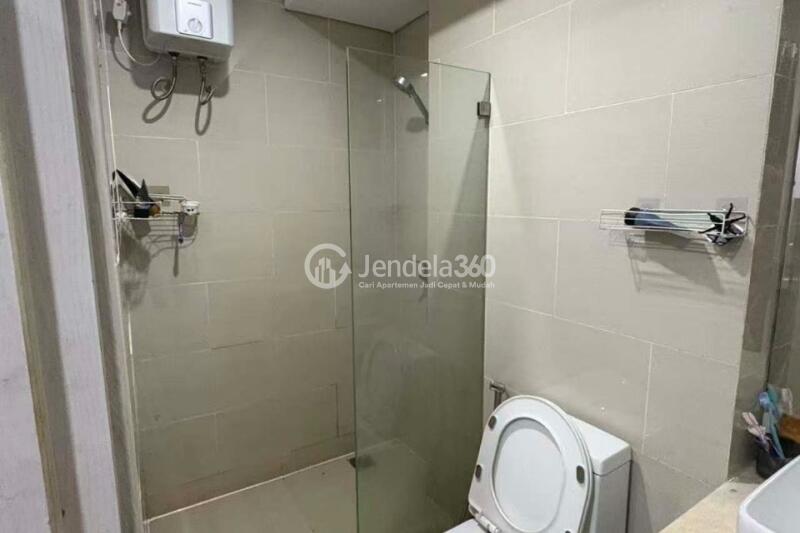 Bathroom High Floor Studio Apartment with  View at Daan Mogot City Apartment