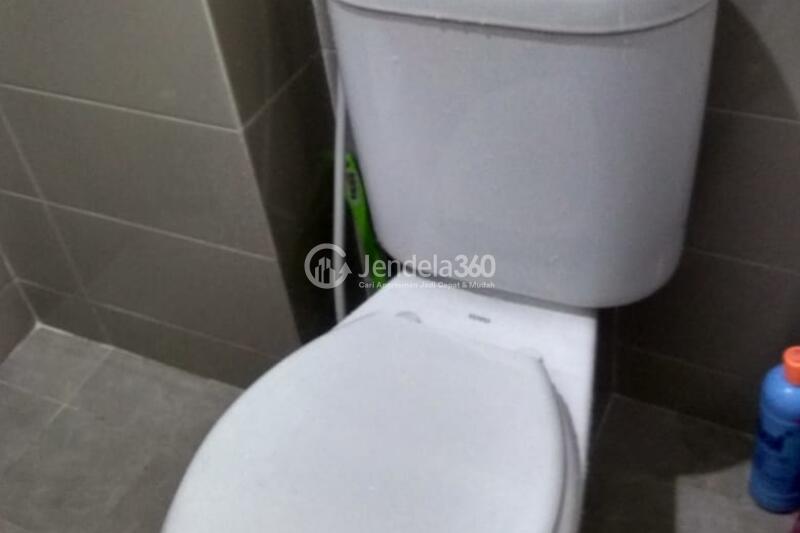Bathroom Studio Green Pramuka City Apartment at High Floor