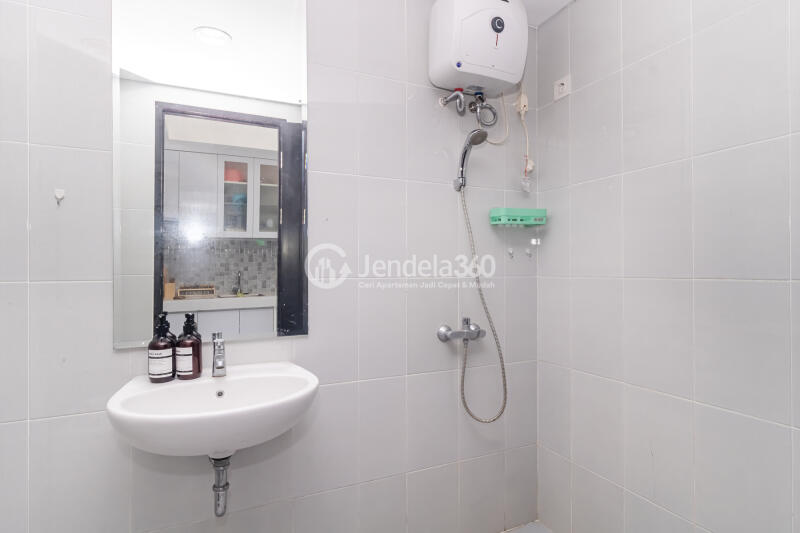 Bathroom Studio Apartment with City View at Casa De Parco Apartment