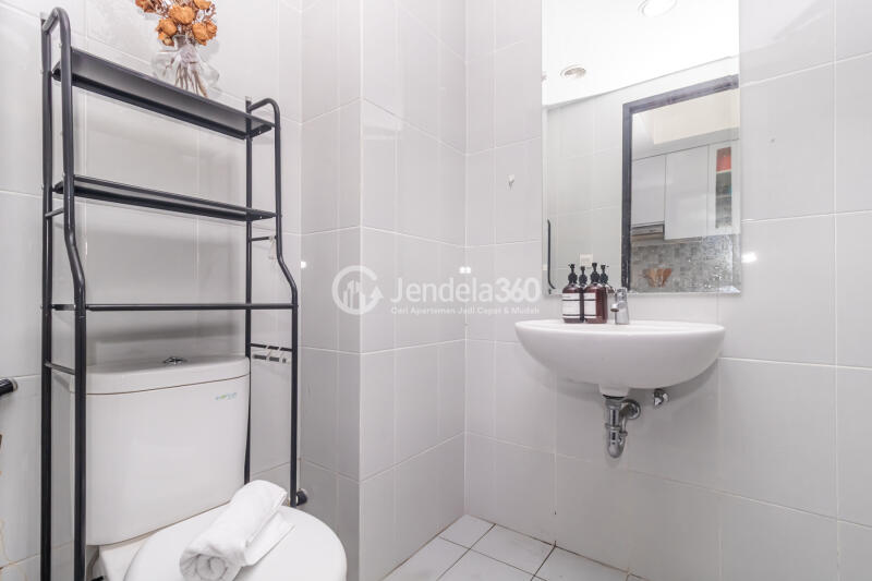 Bathroom Studio Apartment with City View at Casa De Parco Apartment