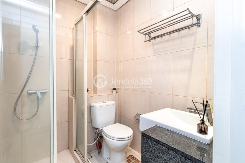 Bathroom Well Furnished 2BR Apartment at Kuningan Place Apartment Middle Floor