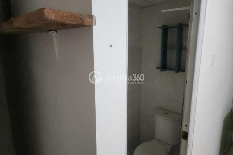 Bathroom 2BR Apartment with  View at Modernland Golf Apartment
