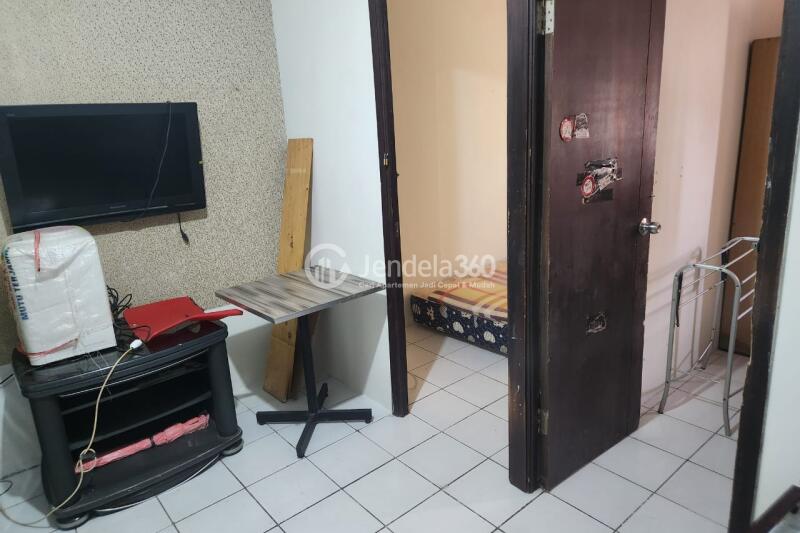 Living Room 2BR Apartment with  View at Modernland Golf Apartment
