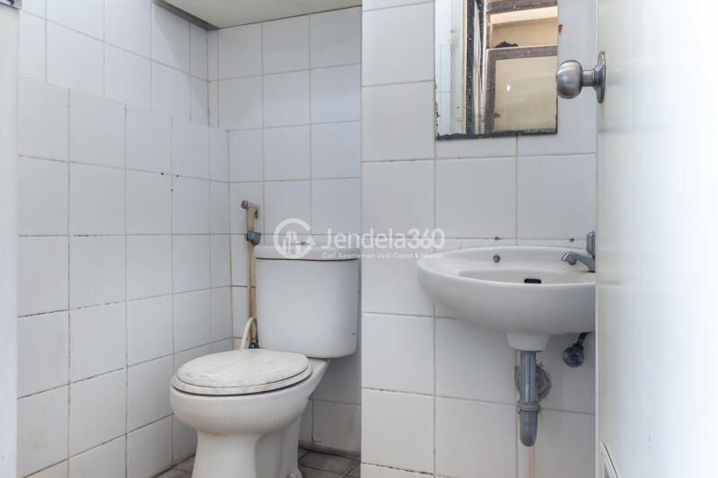 Bathroom Trendy Studio Apartment Middle Floor with  View at Kebagusan City Apartment