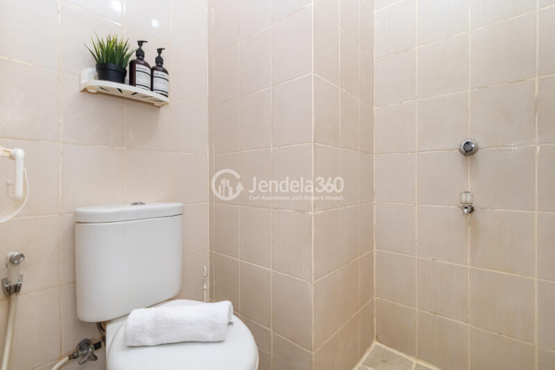 Bathroom Tidy Studio Apartment at Serpong Green View Apartment Tower B