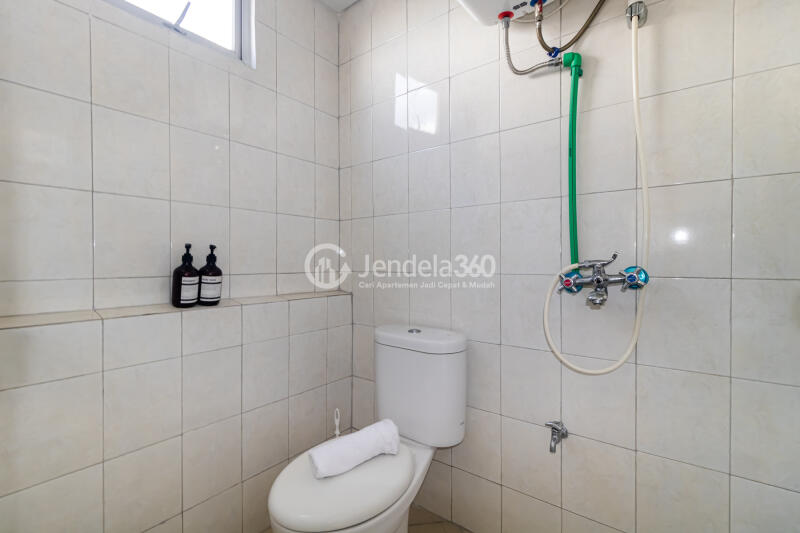 Bathroom Middle Floor 2BR Apartment with City View at Bintaro Park View