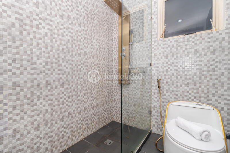 Bathroom High Floor 3BR Apartment with City View at Taman Rasuna Apartment