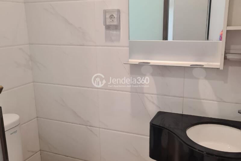 Bathroom Low Floor Studio Apartment with City View at Sky House Alam Sutera