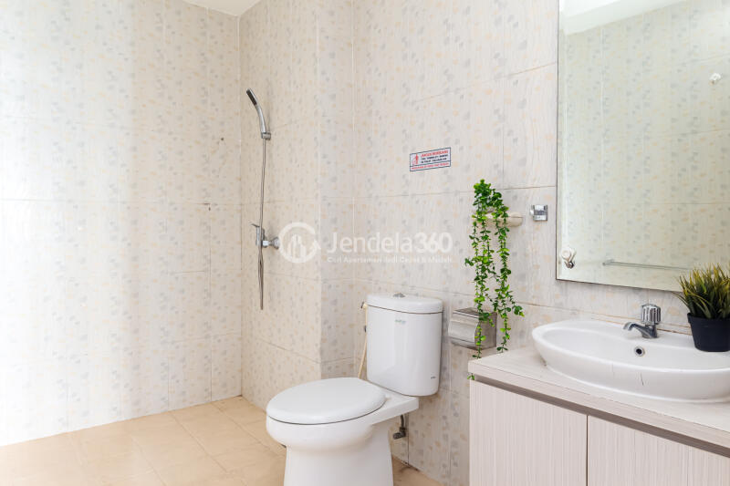 Bathroom 3BR Apartment with City View at Aspen Residence Apartment