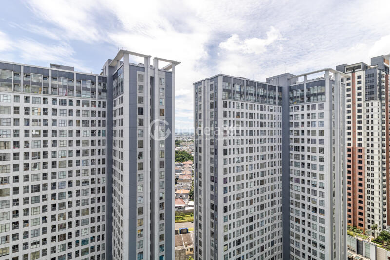 Balcony Lovely Studio Apartment High Floor with Pool View at M Town Residence Serpong
