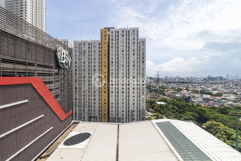Balcony Studio Green Bay Pluit Apartment at Middle Floor