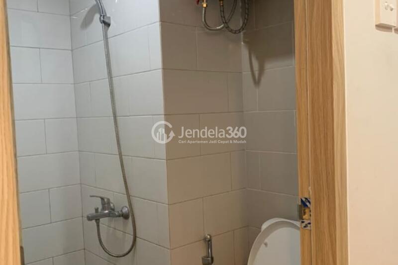 Bathroom Homey Studio Apartment at Taman Melati Sinduadi Apartment Tower Lantai 7
