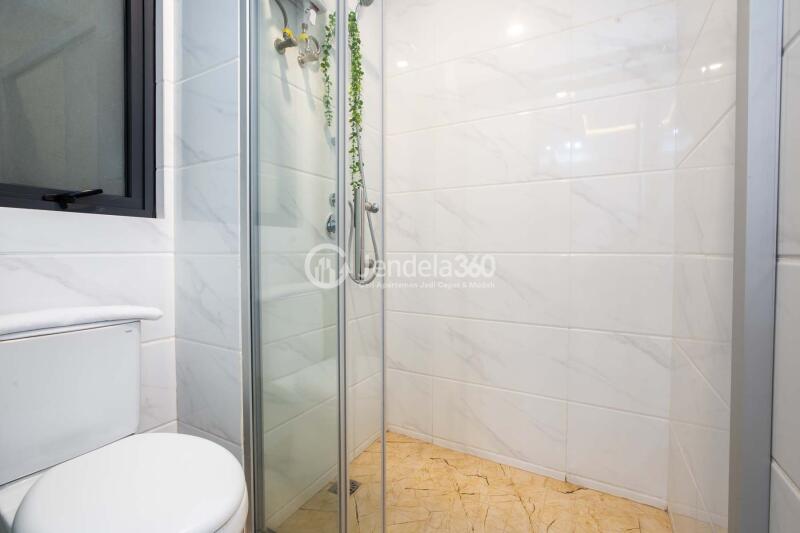 Bathroom 2BR Sky House Alam Sutera Apartment at High Floor