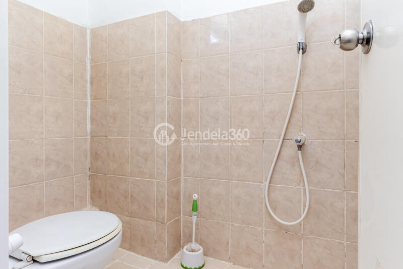 Bathroom Studio Green Bay Pluit Apartment at Middle Floor