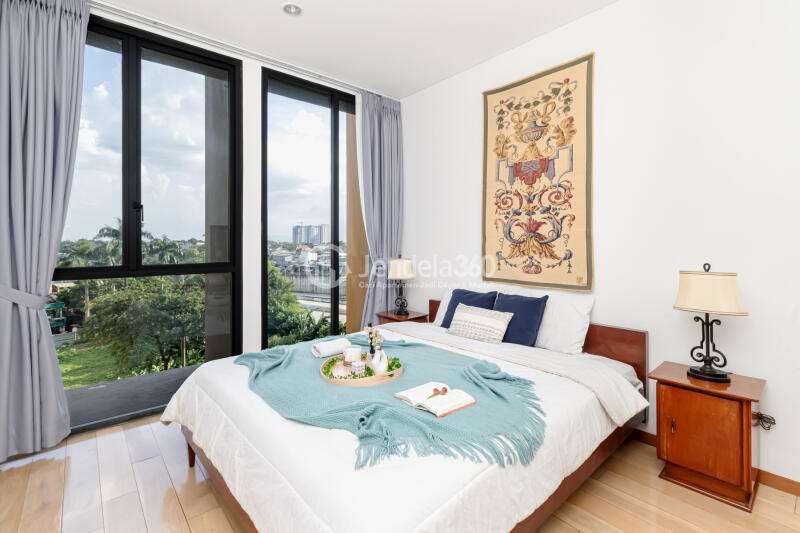 Bedroom 1 Low Floor 2BR Apartment with City View at Izzara Apartment