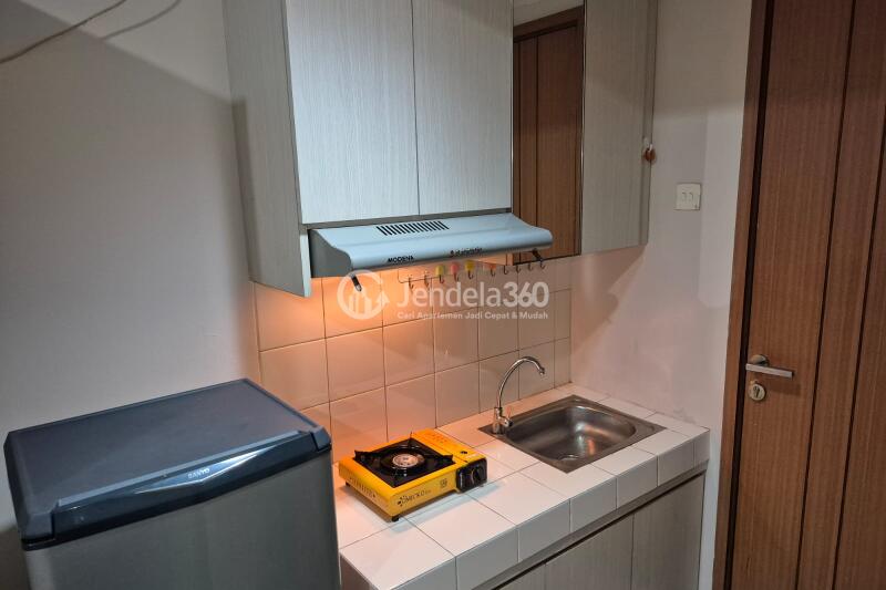 Kitchen Simply Look Studio Apartment at Margonda Residence 3 Tower 3