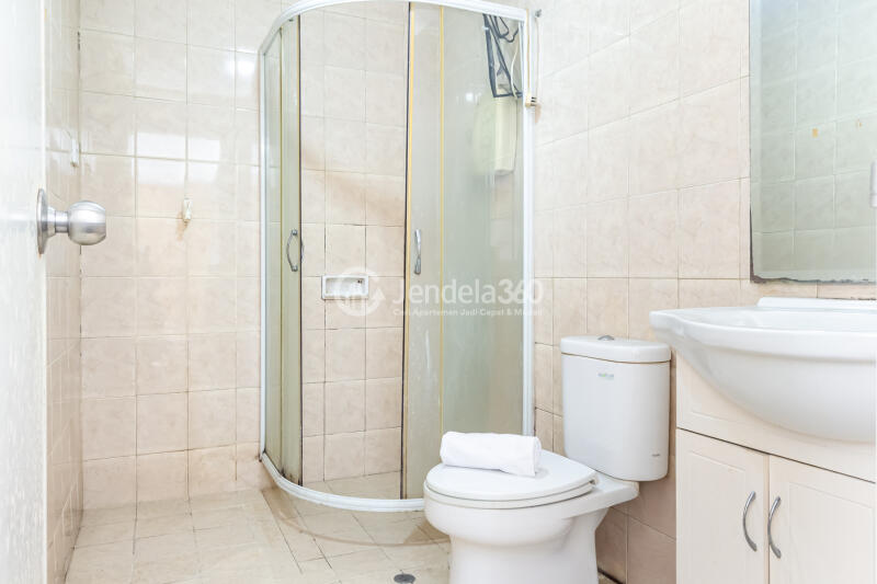 Bathroom 2BR Apartment with City View at Cosmo Terrace - Jakarta Residence Thamrin City