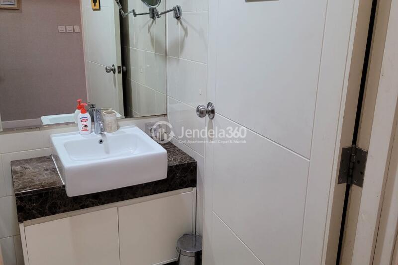Bathroom Low Floor 3BR Apartment with City View at Casa Grande Apartment