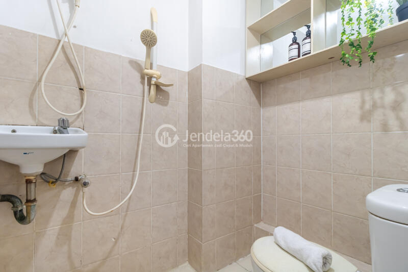 Bathroom Middle Floor Studio Apartment with City View at Green Bay Pluit Apartment