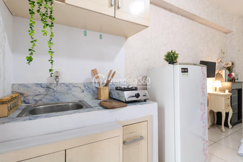 Kitchen Middle Floor Studio Apartment with City View at Green Bay Pluit Apartment