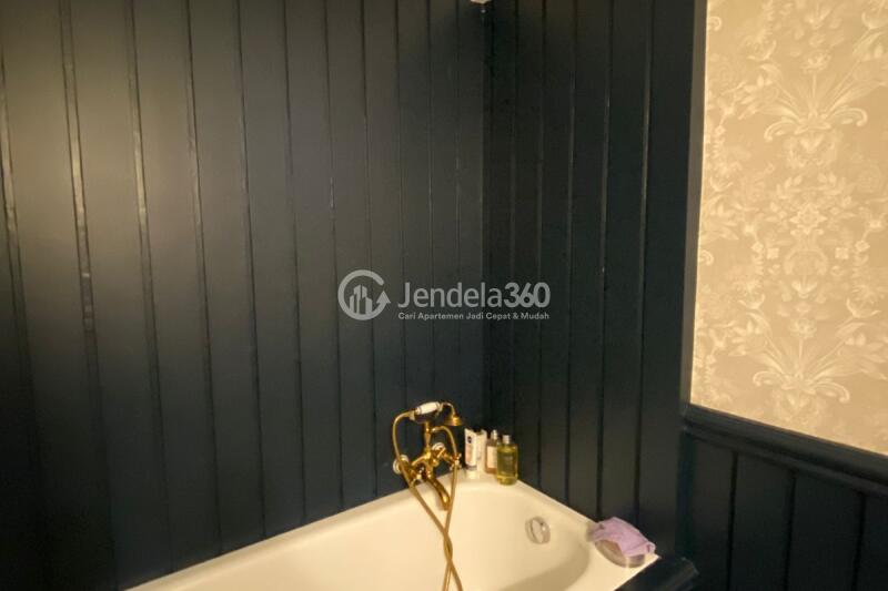 Bathroom 1BR Taman Rasuna Apartment at Tower Tower 1