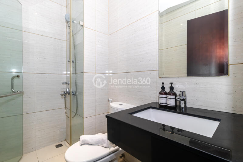Bathroom Studio Apartment with  View at Brooklyn Alam Sutera Apartment