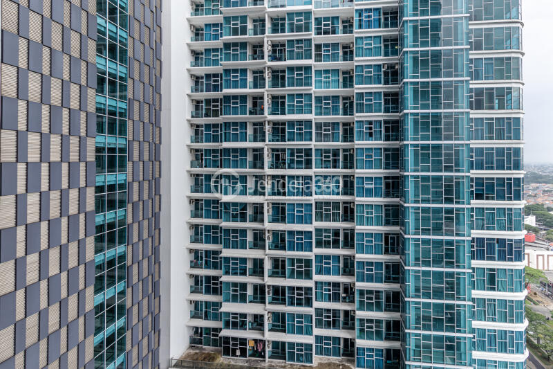 Balcony Middle Floor Studio Apartment with City View at Brooklyn Alam Sutera Apartment