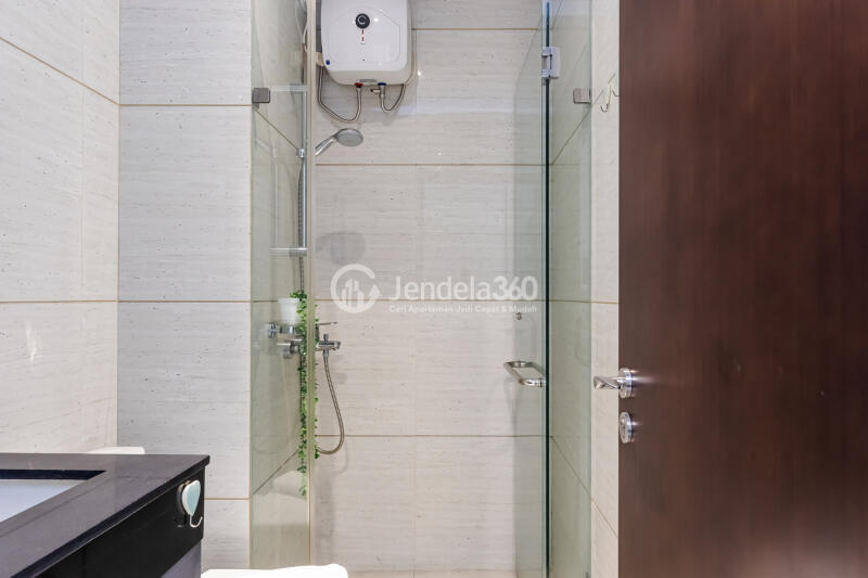 Bathroom Middle Floor Studio Apartment with City View at Brooklyn Alam Sutera Apartment