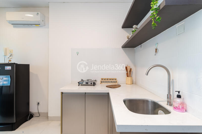 Kitchen Middle Floor Studio Apartment with City View at Brooklyn Alam Sutera Apartment