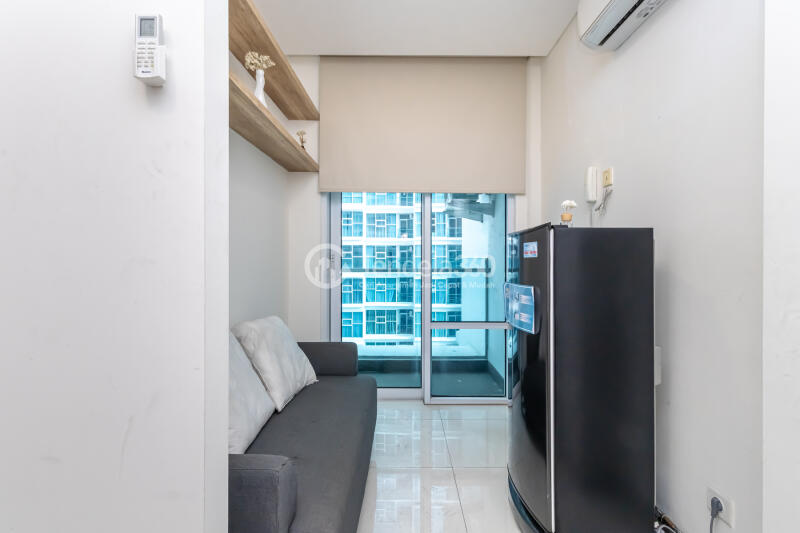 Living Room Middle Floor Studio Apartment with City View at Brooklyn Alam Sutera Apartment