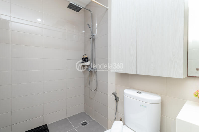 Bathroom Low Floor 1BR Apartment with City View at Pejaten Park Residence