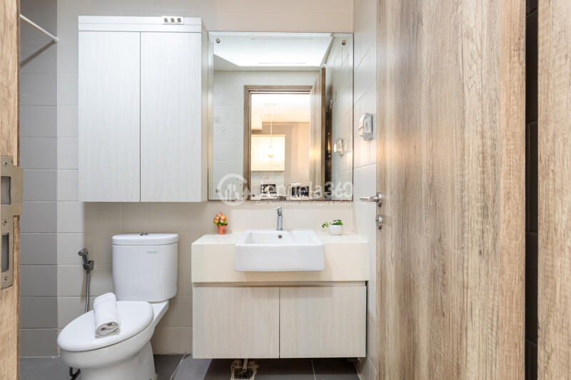 Bathroom Low Floor 1BR Apartment with City View at Pejaten Park Residence