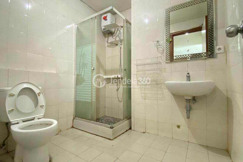 Bathroom 2BR Thamrin Residence Apartment at Tower Alamanda