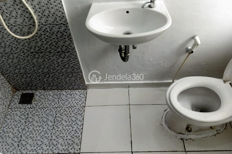 Bathroom Simply Look Studio Apartment at Aeropolis Residence 3 Tower AR3 tower 3