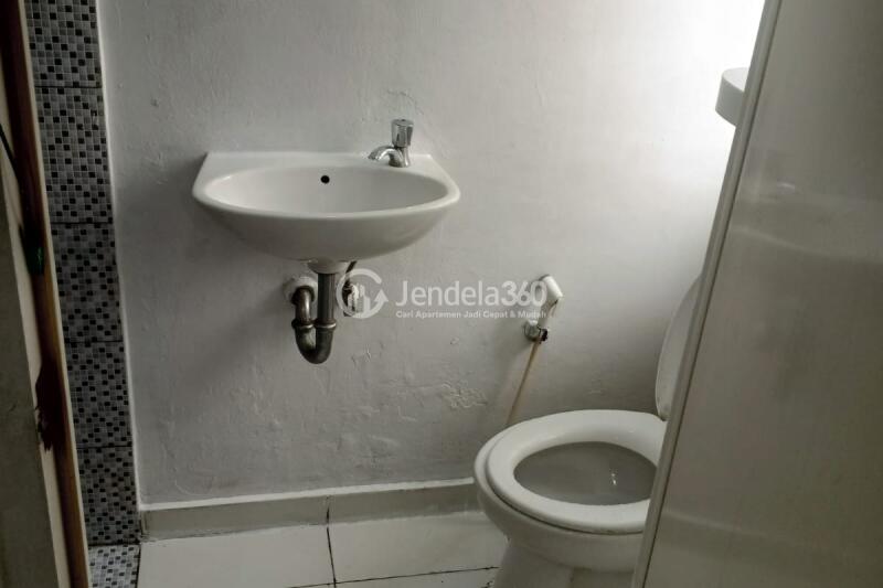 Bathroom Simply Look Studio Apartment at Aeropolis Residence 3 Tower AR3 tower 3