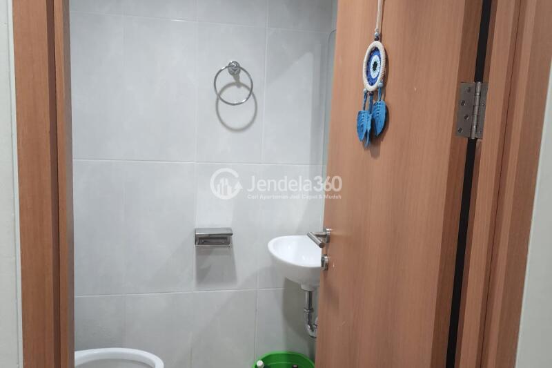 Bathroom Homey Studio Apartment at Evenciio Apartment Low Floor