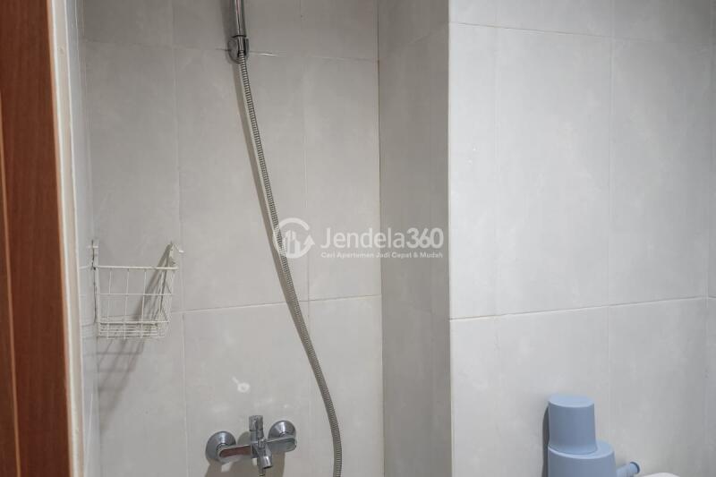Bathroom Homey Studio Apartment at Evenciio Apartment Low Floor