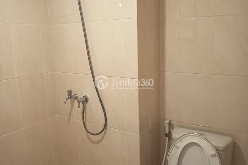 Bathroom Cozy Studio Apartment at The Springlake Summarecon Tower Tower elodea