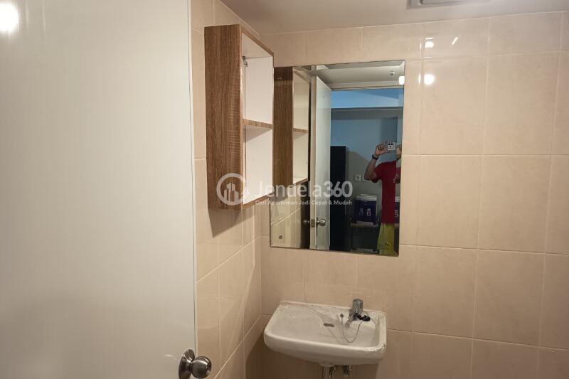 Bathroom Cozy Studio Apartment at The Springlake Summarecon Tower Tower elodea