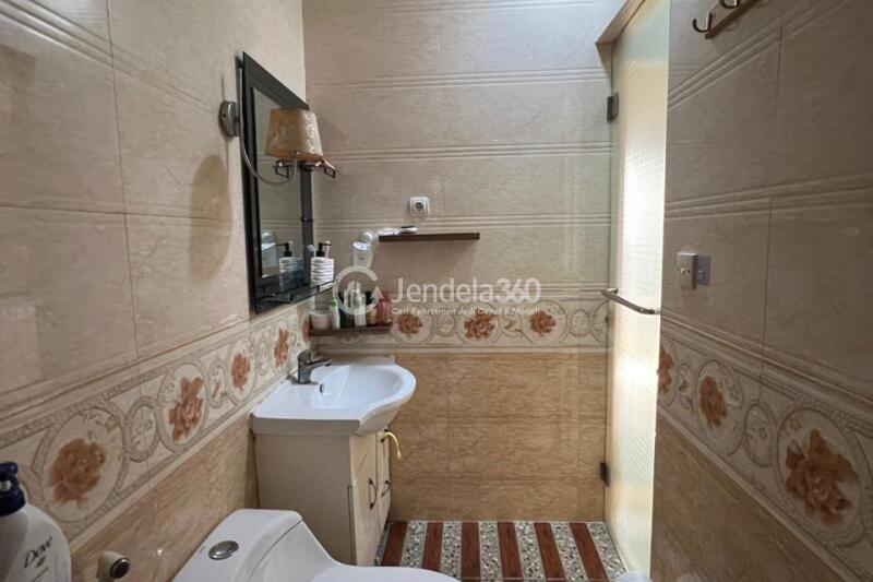 Bathroom 1BR Maple Park Apartment at Tower Tower B