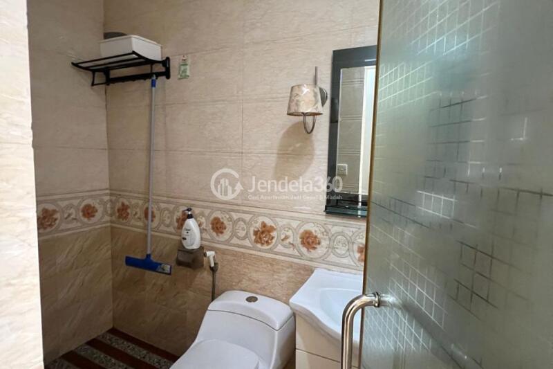Bathroom 1BR Maple Park Apartment at Tower Tower B