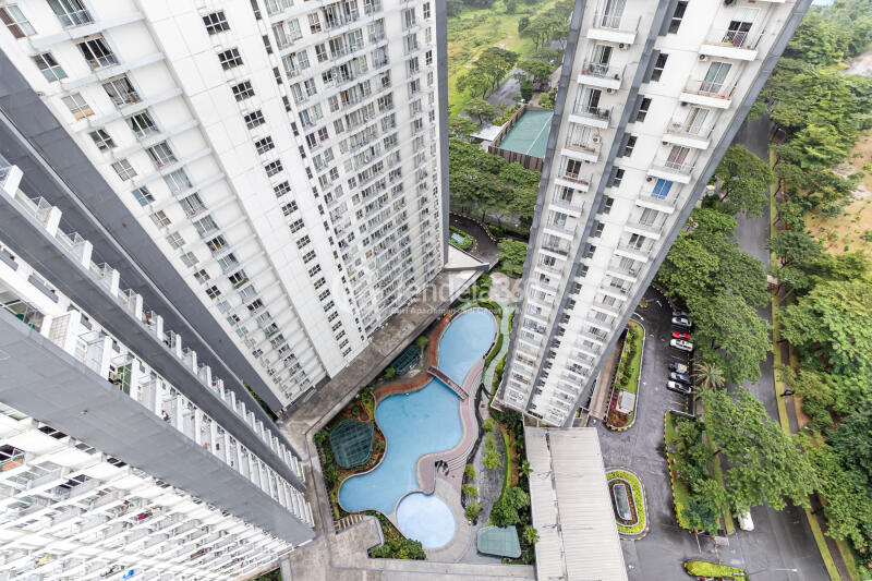 Balcony Homey 1BR Apartment High Floor with  View at Casa De Parco Apartment